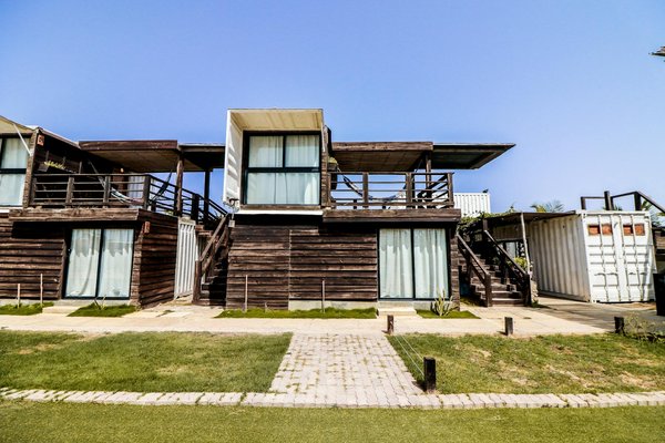 Quels sont les meilleurs itinéraires pour une randonnée dans les montagnes des Pyrénées, entre la France et l'Espagne?