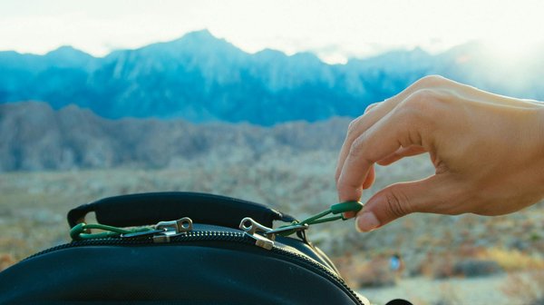 Comment choisir des vêtements adaptés pour un camping en région de haute montagne en été?